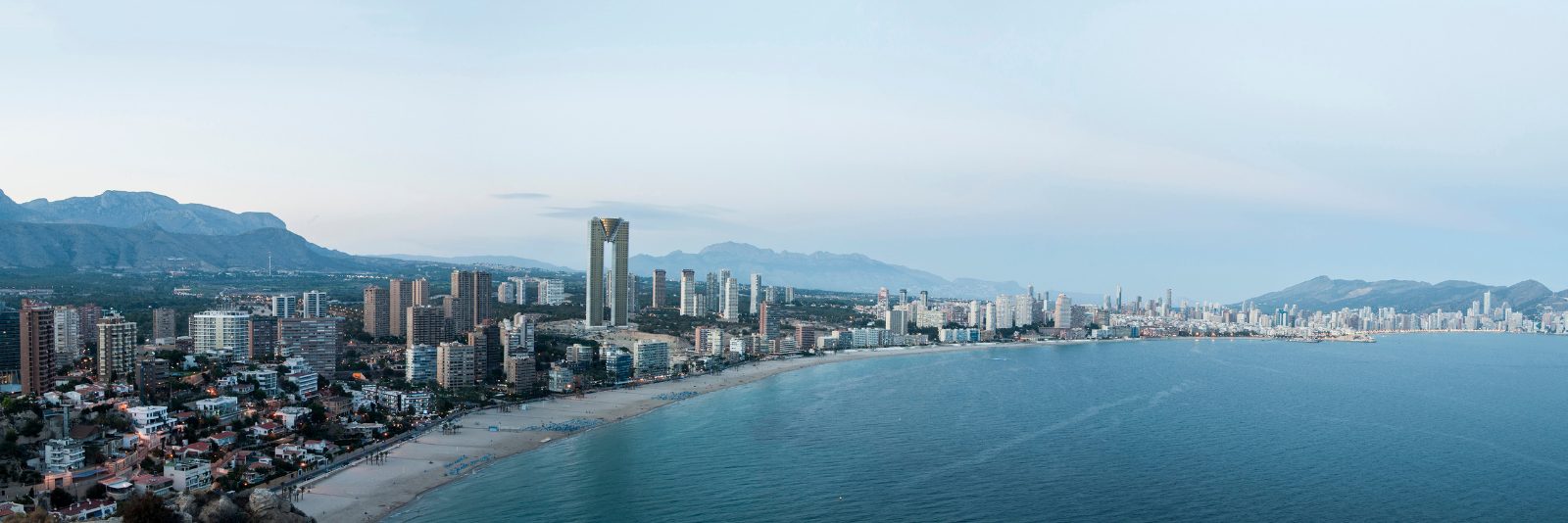 Vista de Benidorm y la Costa Blanca a la luz del día — WalkYatriAI, agencia de IA local en Benidorm