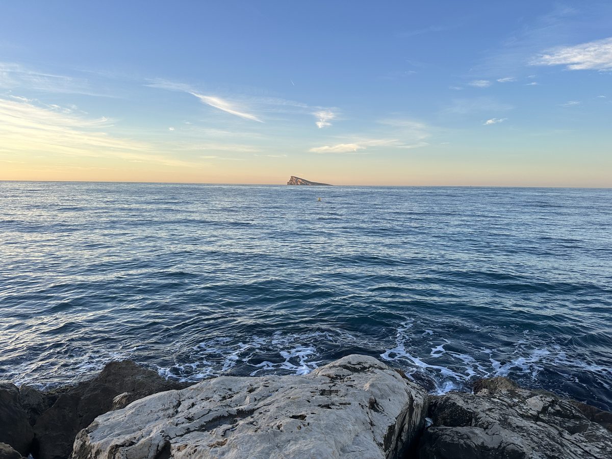 Benidorm al anochecer junto al mar